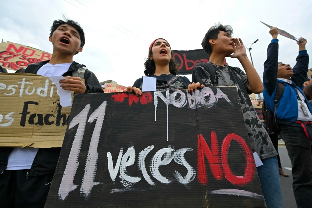 Estudiantes universitarios participan en una manifestación contra el gobierno del presidente ecuatoriano Daniel Noboa y el referéndum del próximo domingo en Quito, el 17 de abril de 2024. Foto Afp