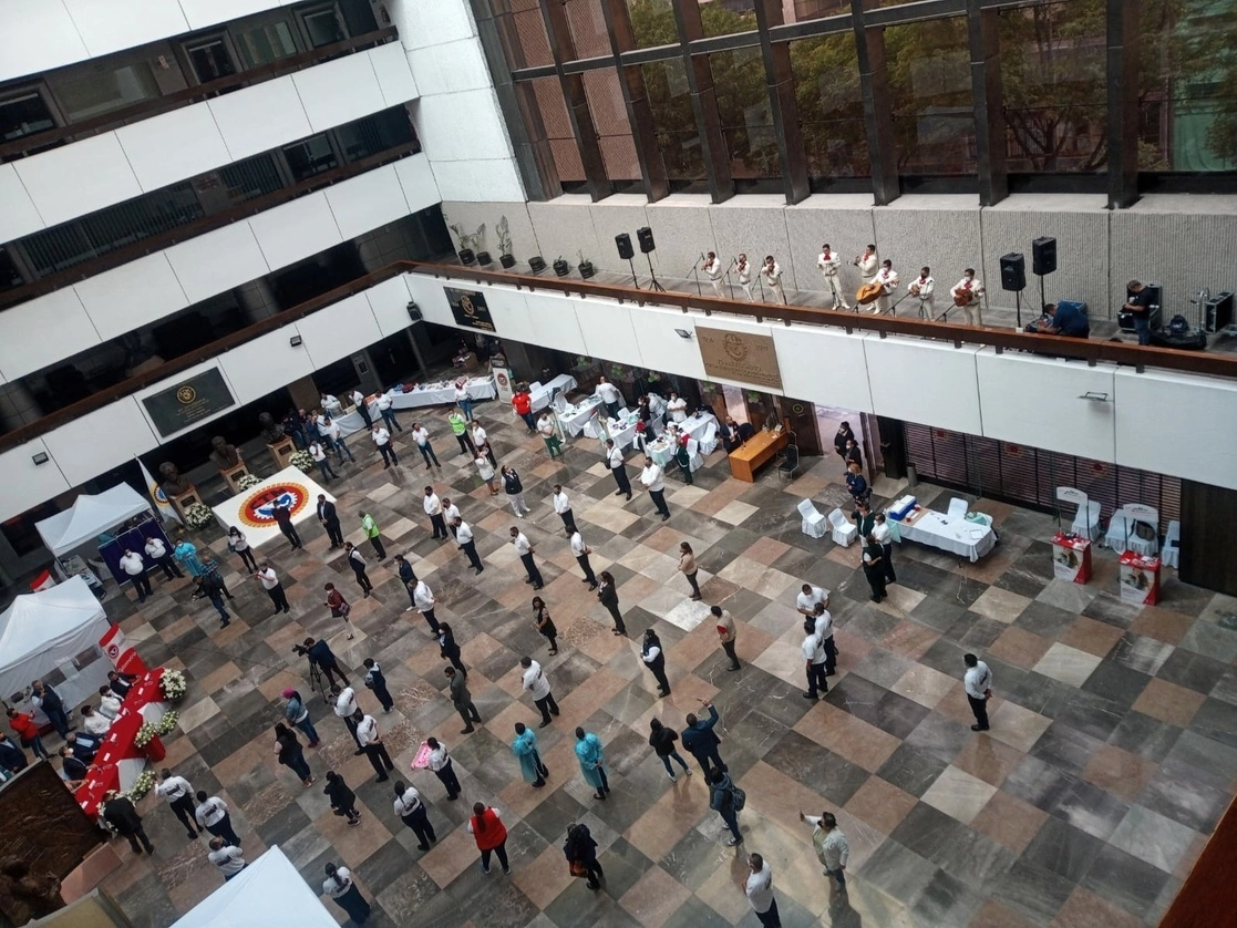Asistentes a la convocatoria para la jornada de salud en las instalaciones de la Confederación de Trabajadores de México, en mayo de 2021. Foto CTM