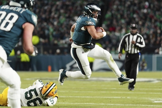 Jalen Hurts, quarterback de las Águilas de Filadelfia lanzó dos pases de anotación en su reaparición tras meses de ausencia. Foto Ap