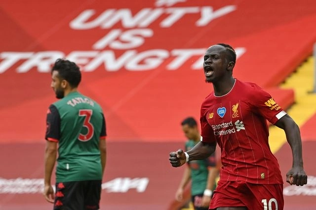 Sadio Mané del Liverpool celebra su anotación ante el Aston Villa, en la fecha 33 de la Premier League. Foto Afp