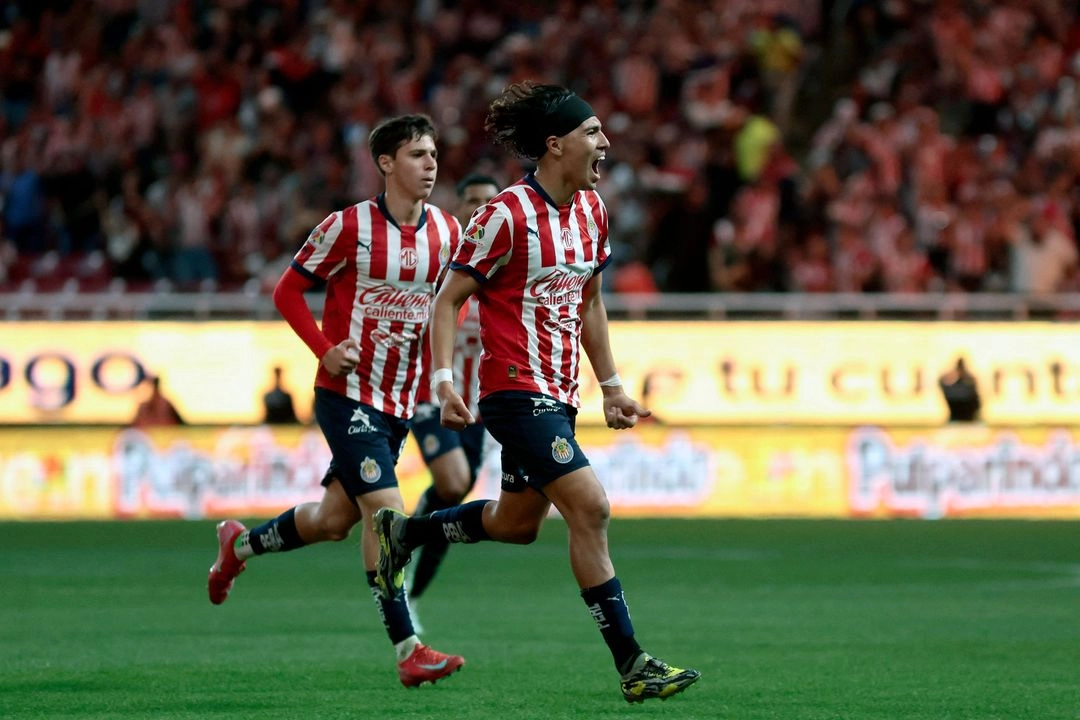 Erick Gutiérrez (derecha) marcó el gol de la esperanza para los rojiblancos, que se mantienen en la pelea por un lugar en la liguilla. Foto 