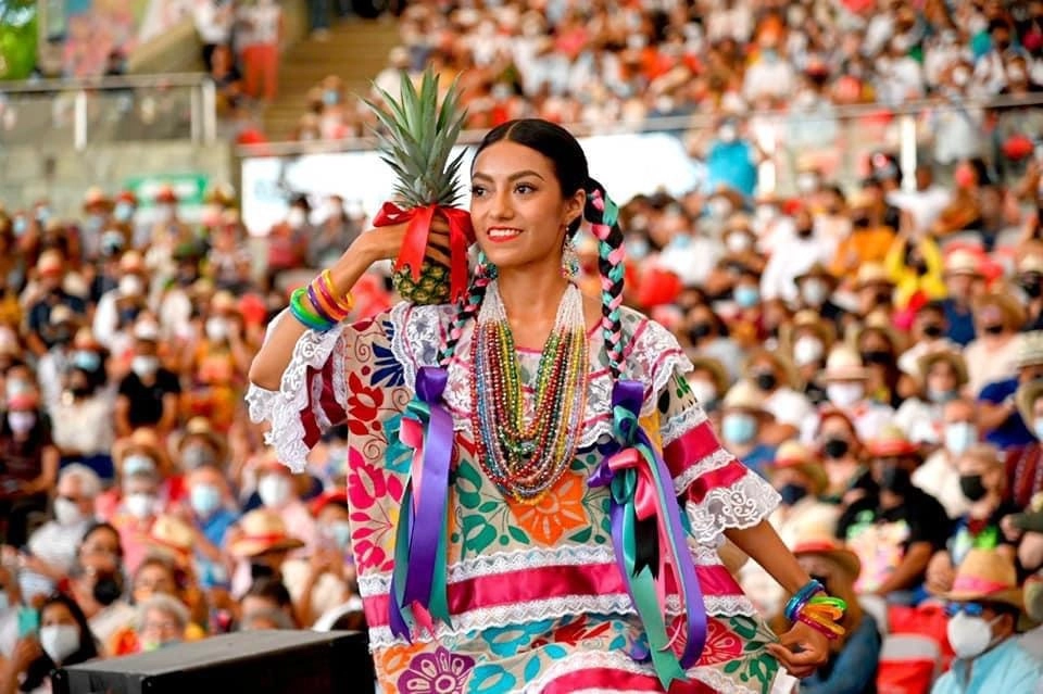 Con asistencias de más de 30 mil espectadores, la celebración finalizó con la tercera y cuarta presentaciones del Lunes de Cerro, en la cual 26 delegaciones de las ocho regiones de Oaxaca compartieron sus costumbres y tradiciones. Foto La Jornada