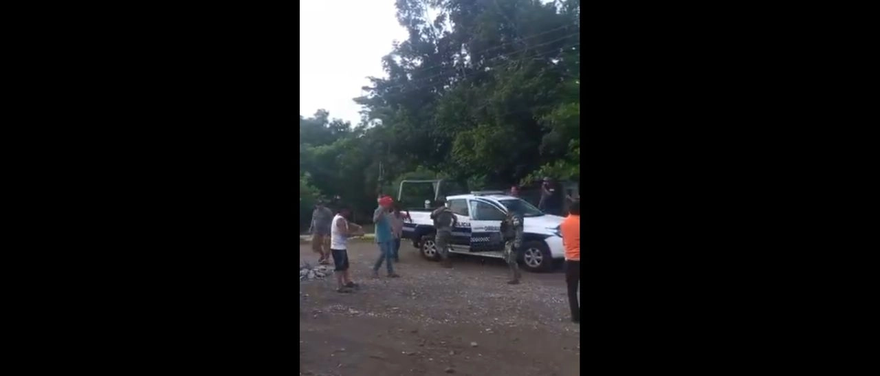 Captura de pantalla del video difundido en redes donde se ven las agresiones. Foto