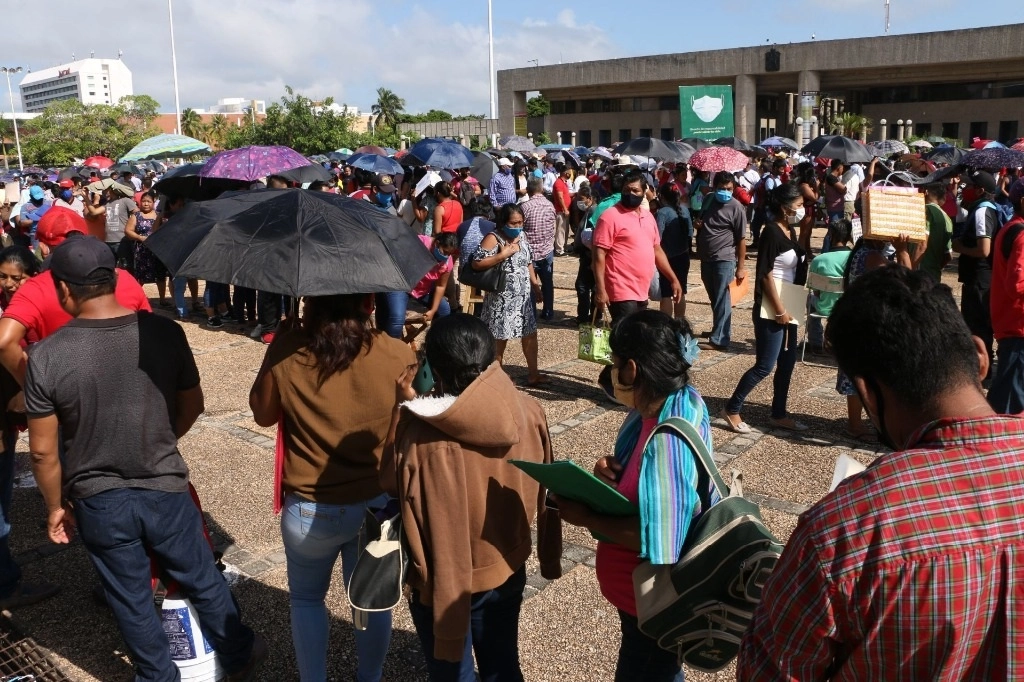 Ayer cientos de damnificados de comunidades de Nacajuca realizaron filas por varias horas en las inmediaciones del Centro de Convenciones de Tabasco Dos Mil para recibir la ayuda del gobierno federal. Foto Cuartoscuro