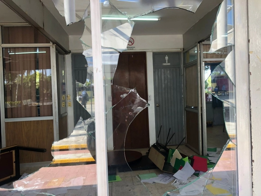 La protesta por el presunto acoso sexual de tres docentes del CBTIS 19 de Colima, terminó en la destrucción de material de oficina, ventanas y cómputo en el plantel. Foto Juan Carlos Flores