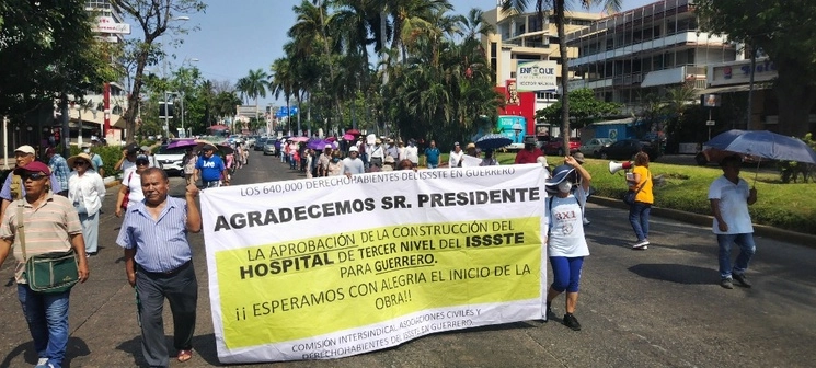 Ex jubilados y derechohabientes del Issste marchan para exigir al gobierno que defina el lugar donde se construirá el nuevo hospital regional de Acapulco, Guerrero, el 31 de mayo de 2023. Foto Héctor Briseño 