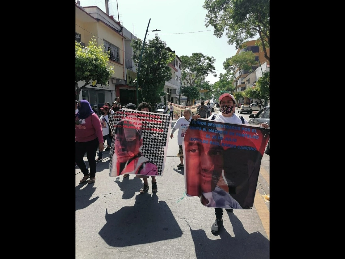 Los familiares de los 19 pobladores retenidos por el grupo de Autodefensas El Machete marcharon del oriente a la capital de Tuxtla Gutiérrez e instalaron un plantón en la entrada lateral al Palacio de Gobierno, el 26 de julio de 2022. Foto ‘La Jornada’