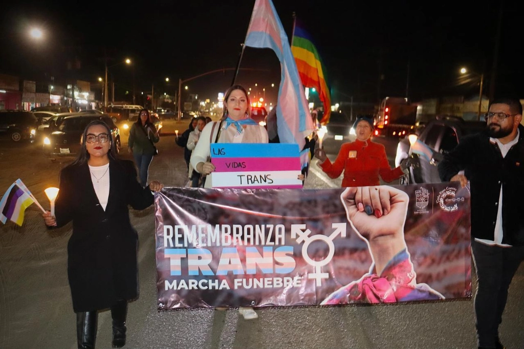La protesta se centró en generar conciencia sobre los retos que enfrenta la comunidad trans y promover respeto e igualdad de derechos para todas las personas independientemente de su identidad y género. Foto Antonio Heras