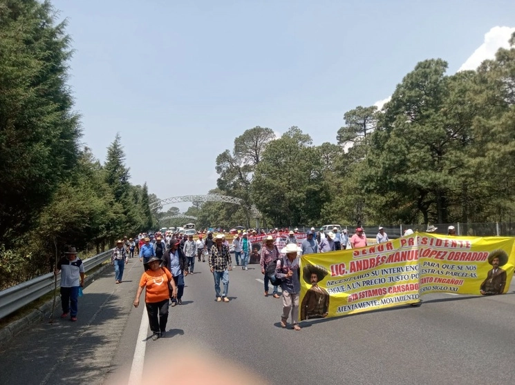 Se espera que esta tarde noche, los campesinos lleguen al pueblo de Topilejo, o Taxqueña, y ahí pernocten, para  que mañana  temprano lleguen hasta Palacio Nacional. Foto Rubicela Morelos