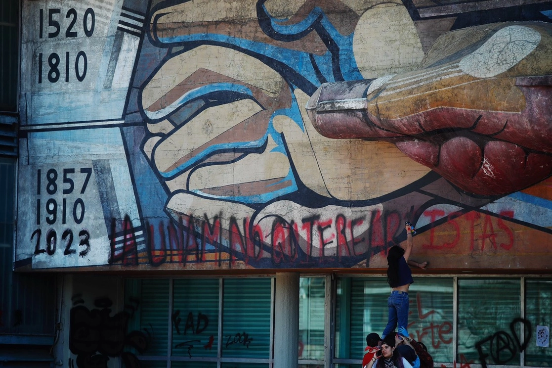 Alumnos de la Facultad de Artes y Diseño de la UNAM pintan el mural ubicado en una fachada de la Torre de Rectoría, después de realizar una marcha del Metro a la Rectoría, para exigir respeto al paro indefinido, con el cual demandan mejores condiciones para sus estudios, en Ciudad Universitaria, el 20 de febrero de 2023. Foto Cristina Rodríguez