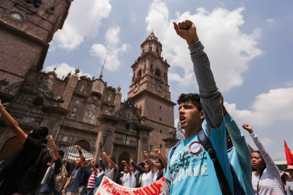 Normalistas y maestros de la Sección XVIII de la CNTE durante una marcha en Morelia, Michoacán, el 23 de junio de 2017. Foto Cuartoscuro
