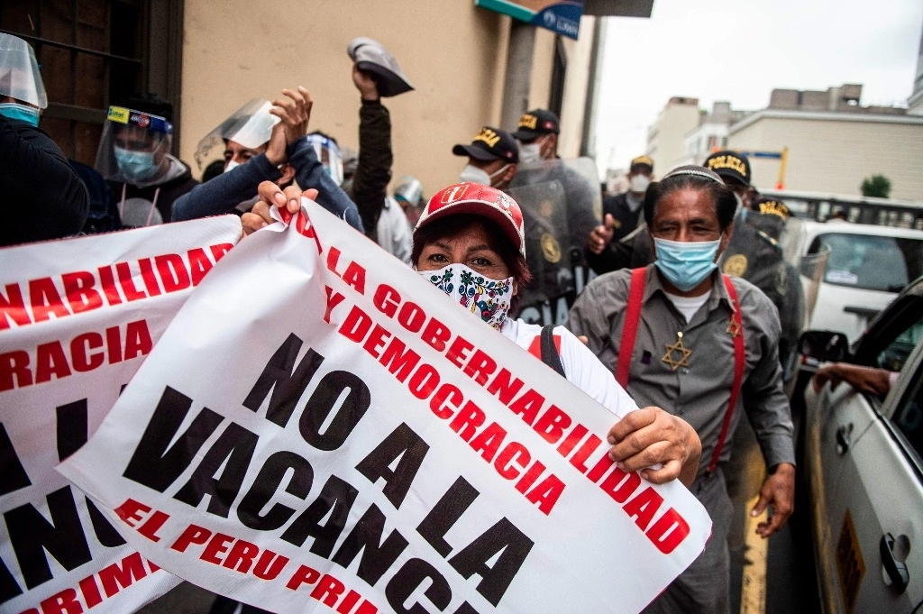 Simpatizantes de Martín Vizcarra, se manifestaron afuera del Congreso de Perú este lunes. Foto Afp