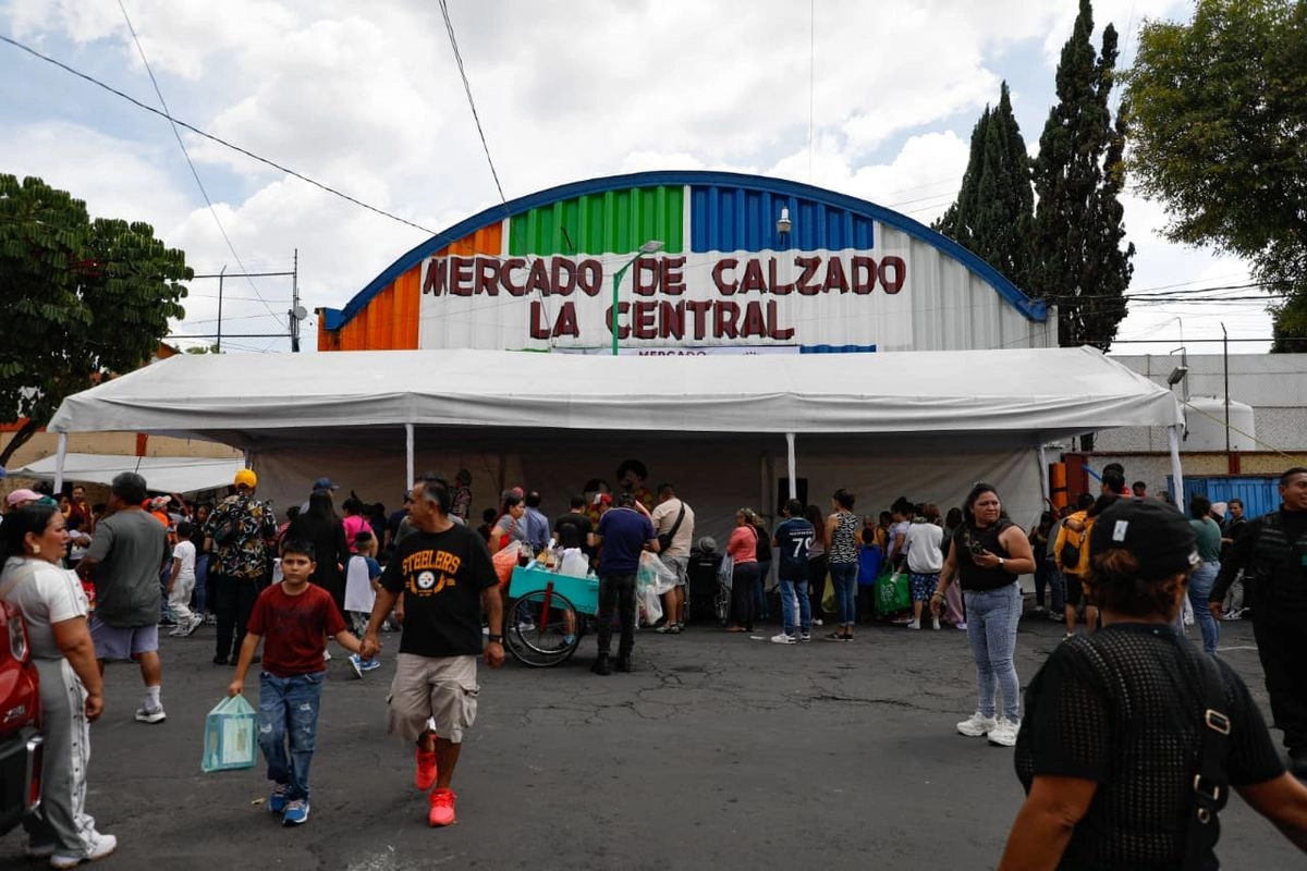 El mercado de calzado “La Central” celebra su 50 aniversario, en la Ciudad de México, el 31 de agosto de 2025. 