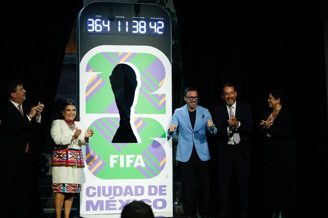 La jefa del Gobierno capitalino, Clara Brugada, y el director de FIFA México, Jürguen Mainka, encabezan la develación del reloj con cuenta regresiva a un año del Mundial 2026, y la presentación de la copa, en la Ciudad de México, el 11 de junio de 2025. Foto 
