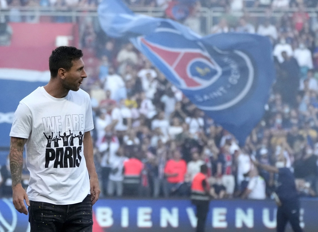 Previo al duelo del PSG y Estrasburgo, Lionel Messi fue presentado ante 48 mil espectadores en el Parque de los Príncipes. Foto Ap