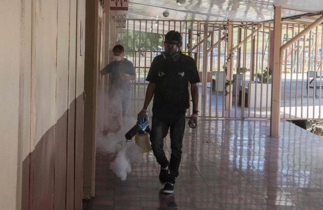 En San José, Costa Rica una escuela es desinfectada en medio de la pandemia de Covid-19. Foto Afp/Archivo 