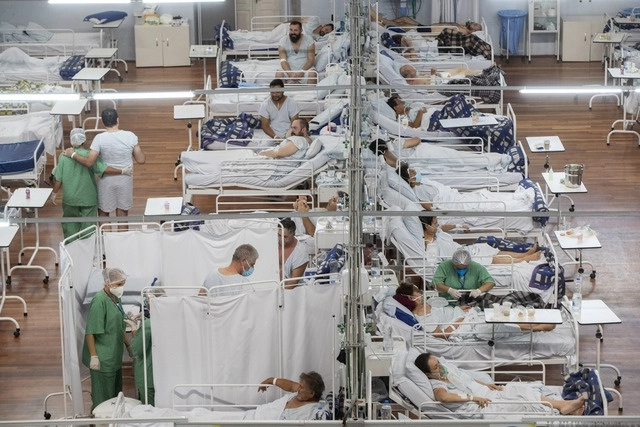 Unidad de pacientes Covid construido al interior de un centro deportivo en Santo André, a las afueras de Sao Paulo. Foto Ap