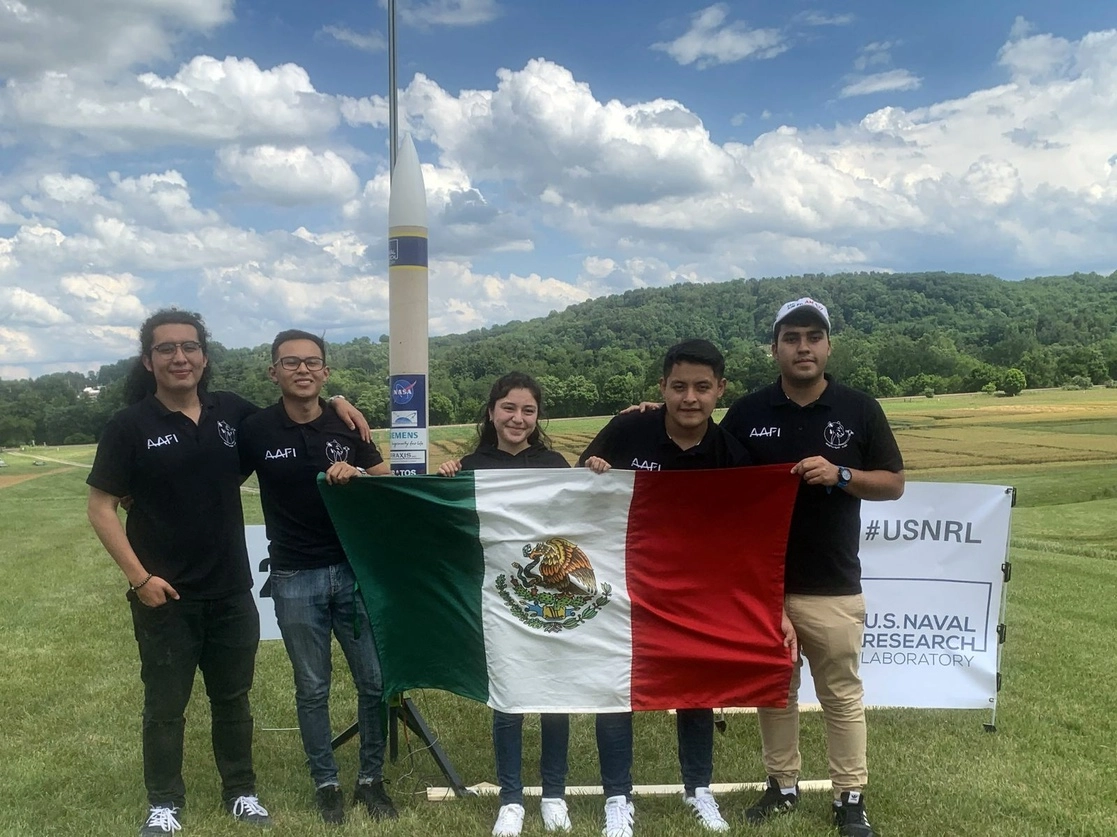 Sobre estas líneas parte del grupo de la Asociación Aeroespacial de la Facultad de Ingeniería, de la UNAM. Foto cortesía del equipo