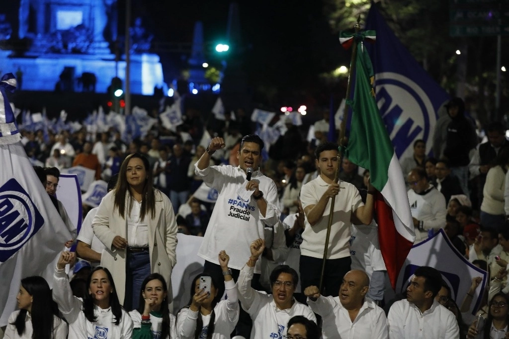 A unos metros del Ángel de la Independencia, la dirigencia del Partido Acción Nacional (PAN), junto con diputados federales, senadores y liderazgos del instituto político, se pronunciaron nuevamente en contra de la elección judicial. Foto Germán Canseco.