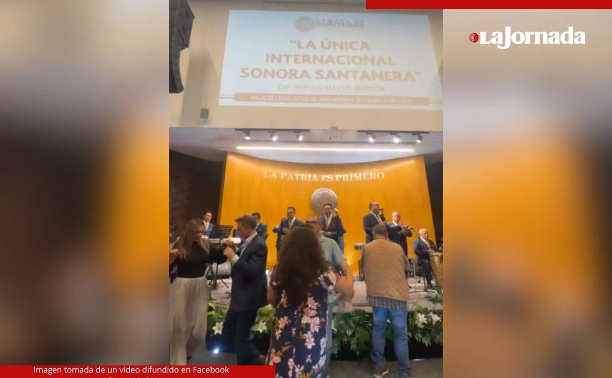 El diputado Sergio Mayer (a la izquierda de la imagen) invitó al público a disfrutar del concierto con un entusiasta “¡vamos a persignar el piso!”, y fue el primero en abrir la pista de baile.