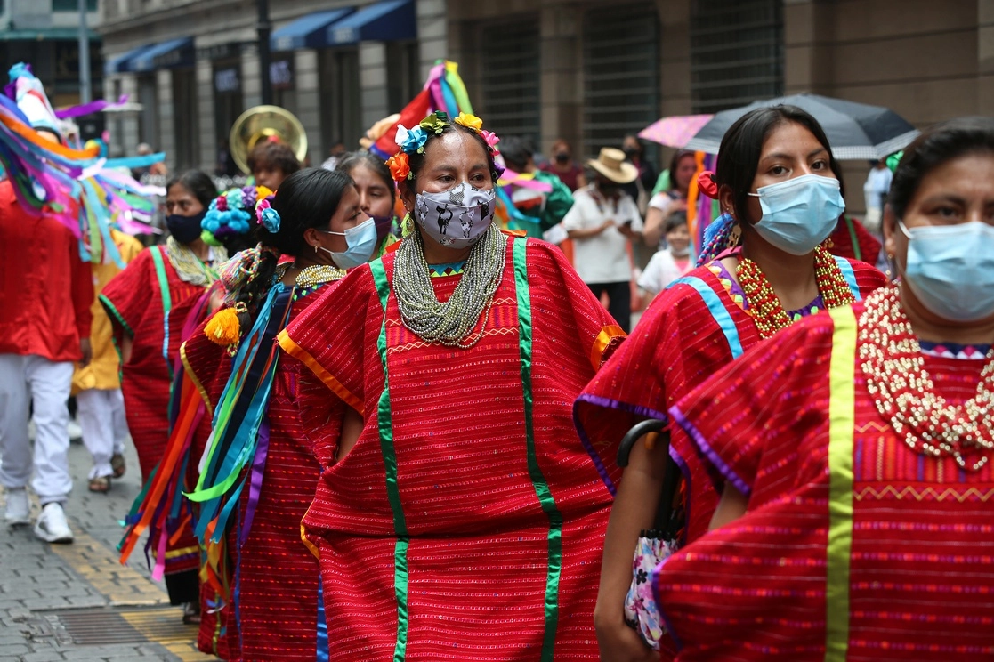 Integrantes de comunidades indígenas, durante una marcha en calles del Centro Histórico para festejar el Día Internacional de los Pueblos Indígenas. Foto María Luisa Severiano / archivo 