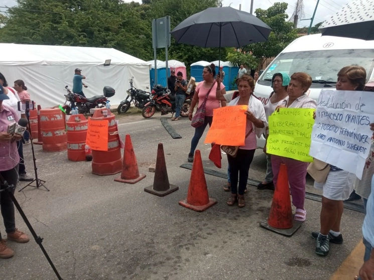 Familiares de los 16 secuestrados bloquearon la carretera que comunica a San Cristóbal y Chiapa de Corzo. Foto ‘La Jornada’