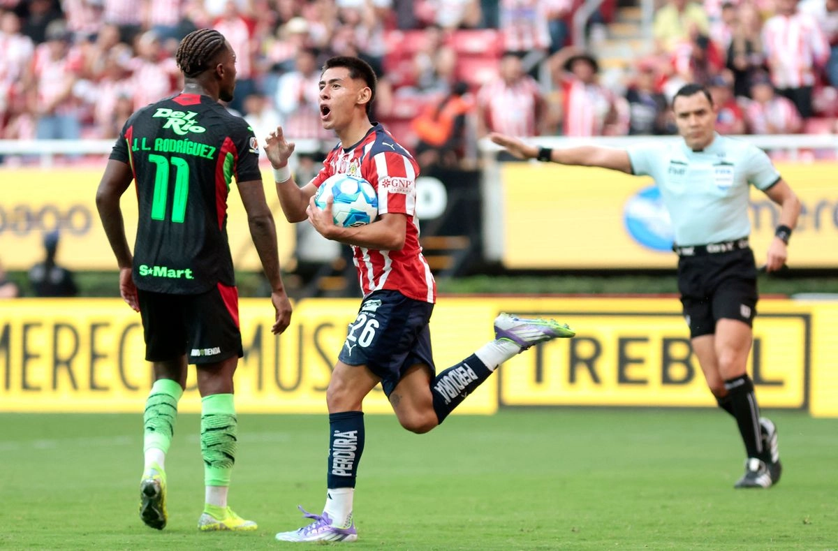 El mediocampista del Guadalajara, Santiago Sandoval, celebra tras anotar durante el partido del torneo Apertura de la Liga MX entre Guadalajara y Juárez en el Estadio Akron en Zapopan, Jalisco, México, el 16 de agosto de 2025. Foto