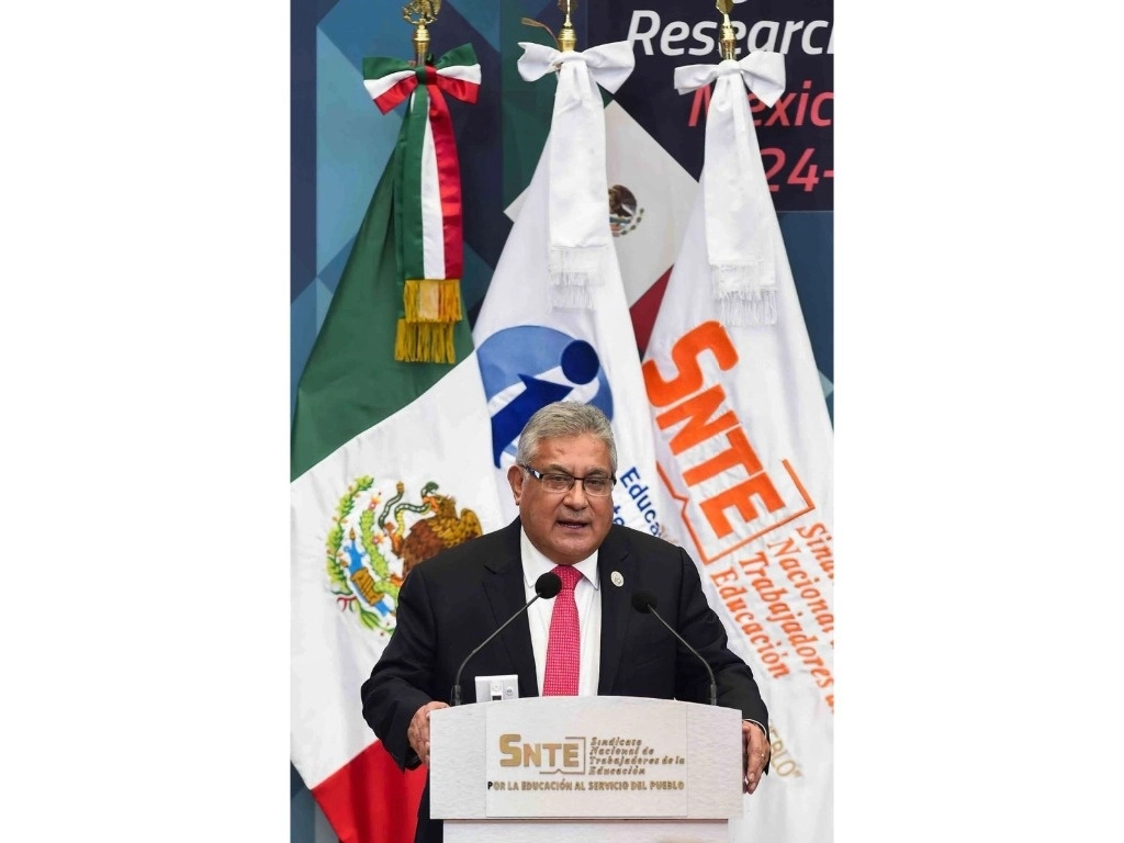 El líder sindical, Alfonso Cepeda Salas, afirmó que el ejemplo “lo ha dado el presidente Andrés Manuel López Obrador, quien ha dignificando al magisterio y le ha otorgado certeza laboral”. Foto Cuartoscuro / Archivo

