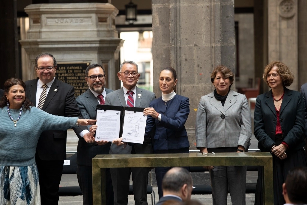 La presidenta Claudia Sheinbaum presentó ayer el nuevo sistema de bachillerato, que tendrá una plataforma para el registro de estudiantes y actualizará los planes de estudio. El 14 de febrero se publicará la convocatoria para las inscripciones. La UNAM y el IPN aplicarán en línea un examen común de ingreso. Foto María Luisa Severiano. Alexia Villaseñor, Emir Olivares y Alonso Urrutia
