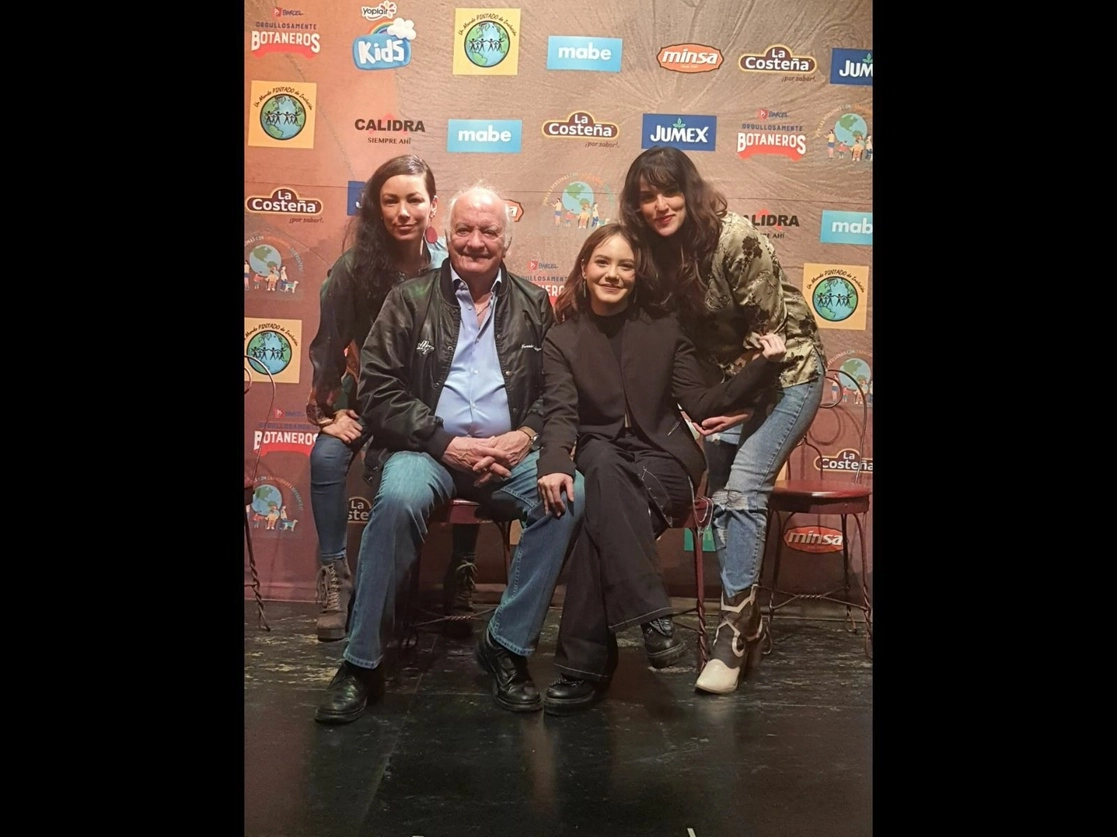 Fernando Larrañaga, actor y director, acompañado de su hija Adriana, a la izquierda, y de sus nietas Patty y Ximena, a la derecha. Foto cortesía de la producción