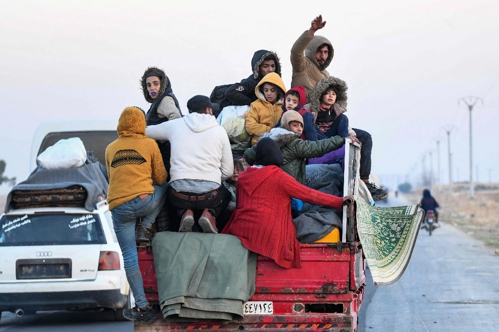 Kurdos desplazados de Siria huyen de los combates por la carretera Alepo-Raqqa. Foto Afp 