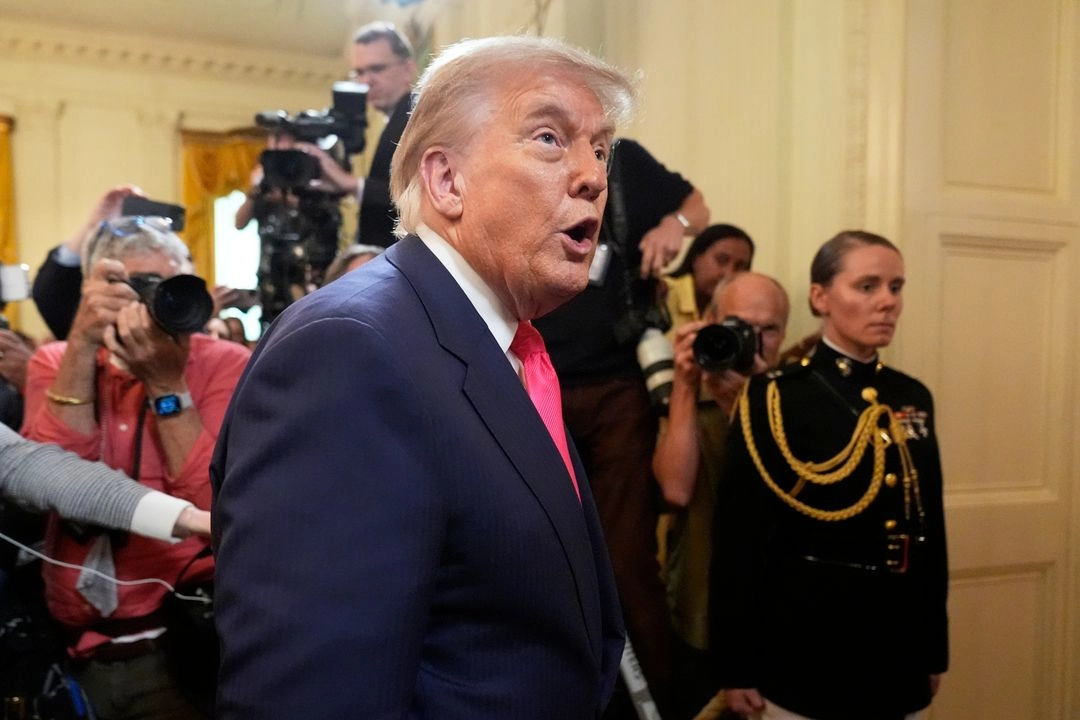 El presidente Donald Trump se retira tras participar en un evento para promover su agenda de política nacional y presupuesto en la Sala Este de la Casa Blanca.