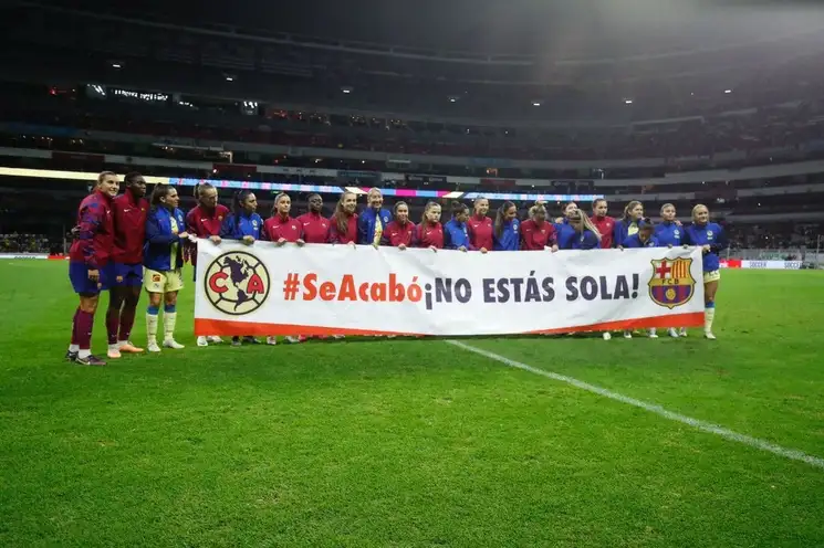 Jugadoras del Barcelona y el America sacan una manta en apoyo a Jenny Hermoso, en el estadio Azteca , 29 de agosto de 2023. Foto Cristina Rodríguez