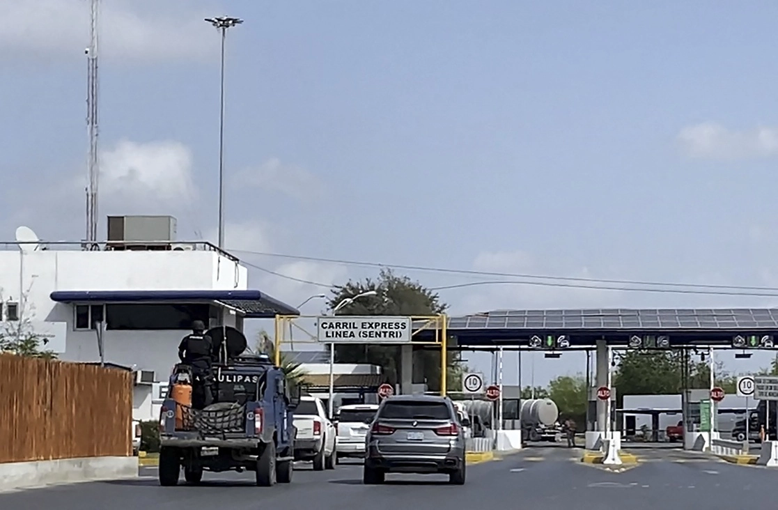 Vehículo militar participa en la operación para trasladar de regreso a su país a dos de los cuatro ciudadanos estadunidenses secuestrados en Matamoros, Tamaulipas. Foto Afp / Archivo