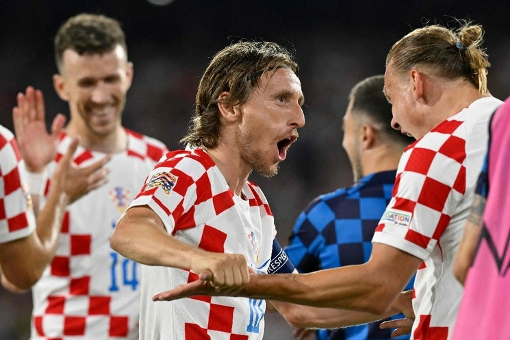 Luka Modric (centro),celebra junto a sus compañeros el pase de Croacia a la final de la Liga de Naciones de la UEFA, tras derrotar 4-2 en la semifinal a Holanda y esperar al ganador del juego entre España e Italia. Foto Afp.