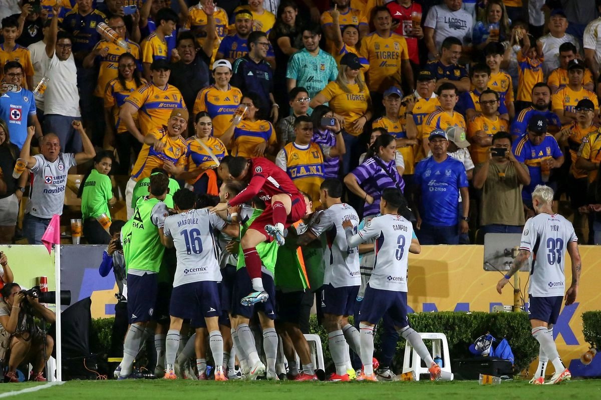 Un error en los últimos minutos de Tigres le permitió a Cruz Azul rescatar un empate 1-1 con un penal de Ángel Sepúlveda. Foto