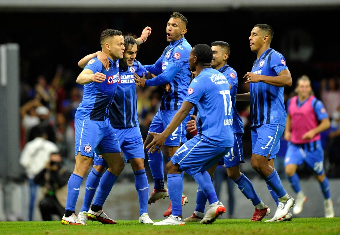 Jonathan Cabecita Rodríguez marcó ayer un penal en el tramo final para que los celestes consiguieran la victoria en el estadio Azteca. Foto Afp