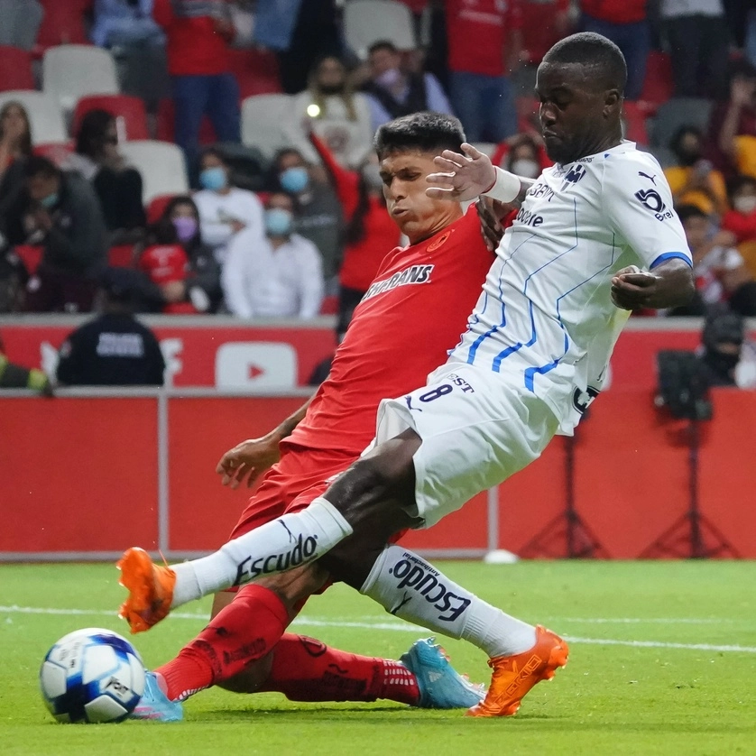 El duelo terminó con polémica, al marcarse un penal a favor del conjunto escarlata durante el tiempo añadido. Foto tomada de Twitter @TolucaFC