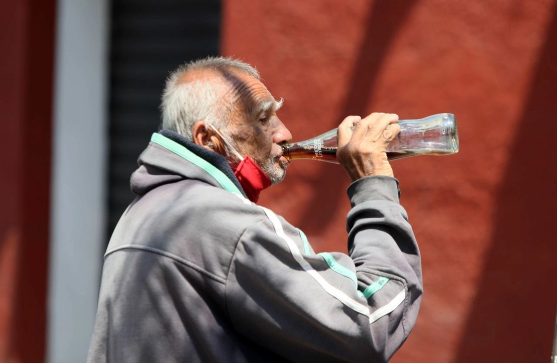 Alejandro Calvillo informó que cada bebida azucarada tiene entre 10 y 12 cucharadas de azúcar. Foto Cuartoscuro / Archivo