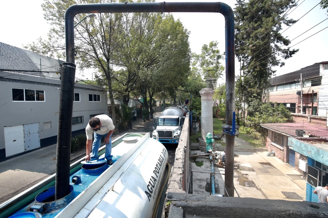 Abastecimiento de agua potable en el pozo ubicado en Huipulco, en la alcaldía de Tlalpan, para su distribución en las partes altas de la demarcación, en la Ciudad de México, el 26 de abril de 2021. Foto Luis Castillo