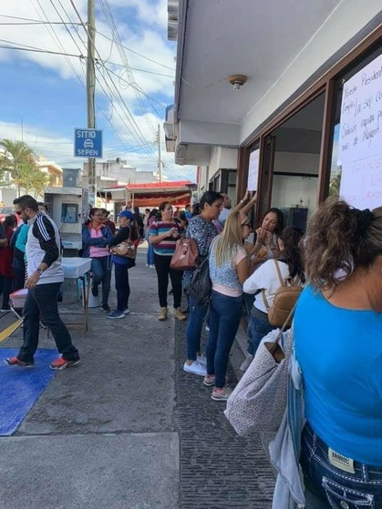 La entrada a las oficinas educativas fueron tapizadas con pancartas en las que los docentes exigen el pago. Foto Miriam Navarro