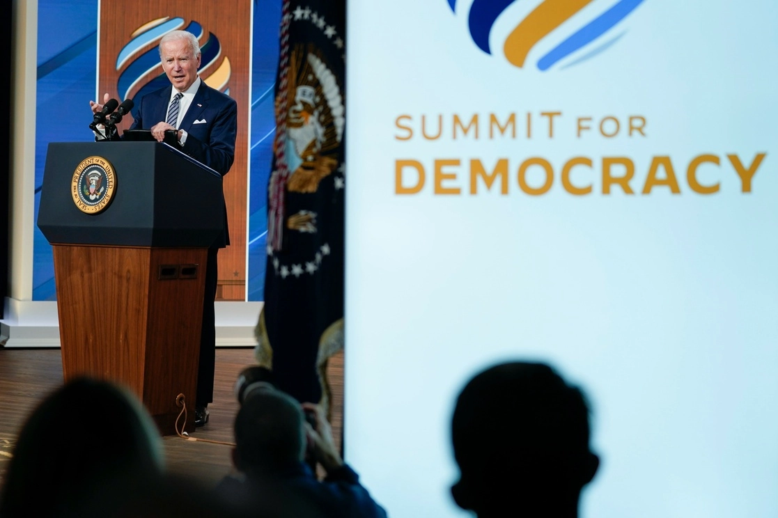 Joe Biden, presidente de EU, durante la clausura de la Cumbre por la Democracia, realizada de manera virtual con la participación de más de 100 gobiernos. Foto Ap