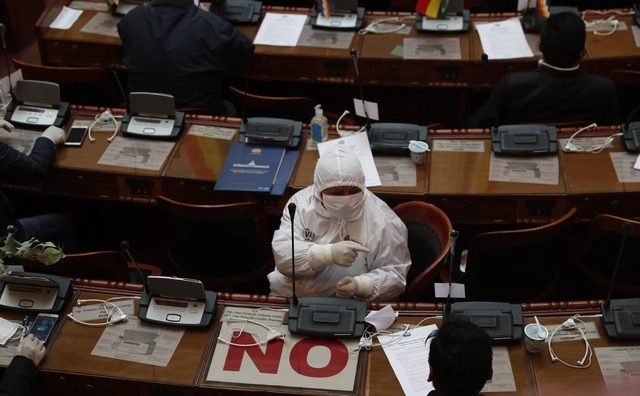 Legislador acude al Congreso de Bolvia con un traje protector para evitar contagiarse de Covid-19. Foto Ap