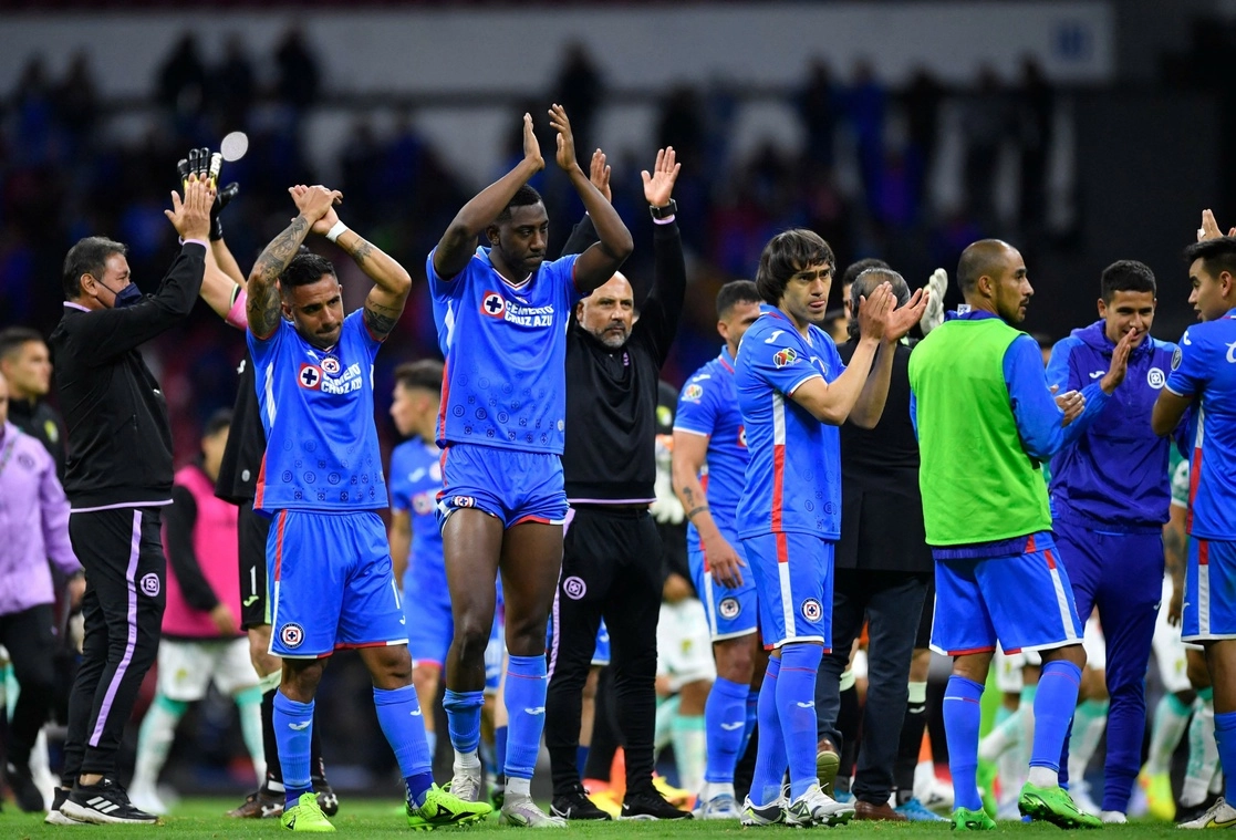 Los jugadores agradecieron a la afición por acompañarlos. Foto Afp