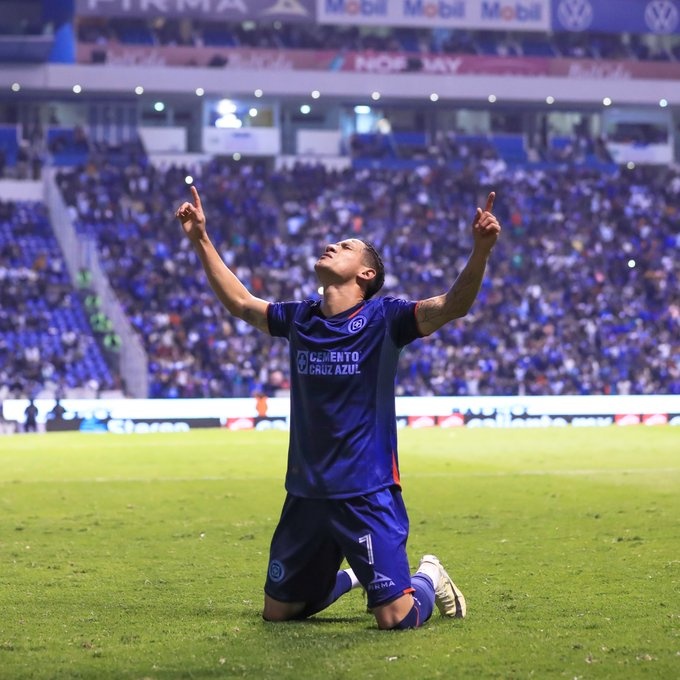 With controversial penalty, Cruz Azul defeats Puebla in Cuauhtémoc