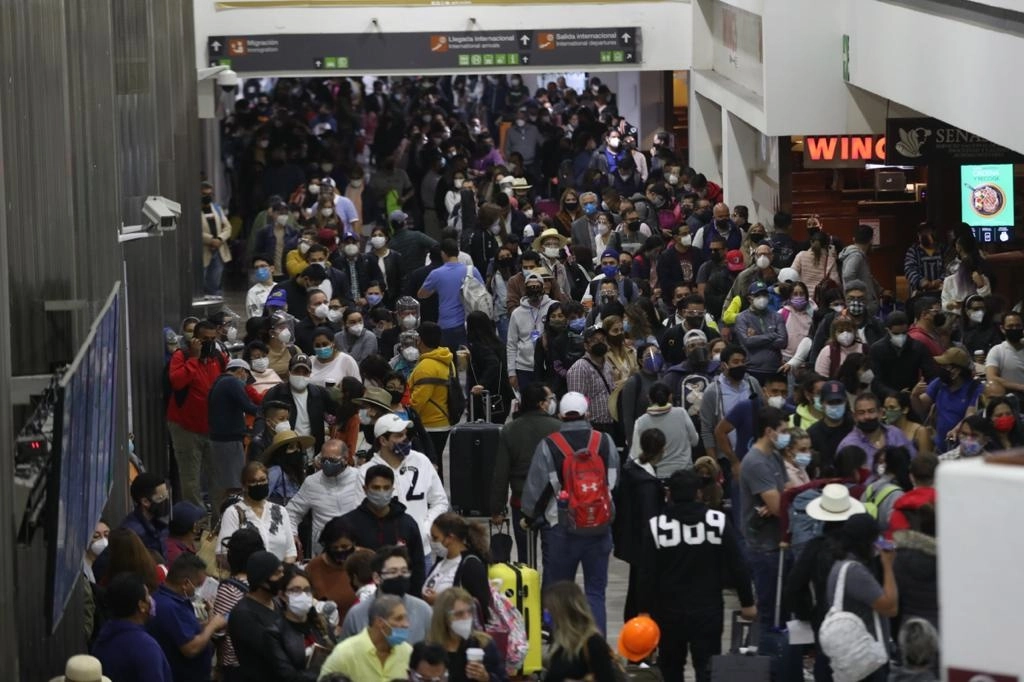 Cientos de personas realizan filas para tomar vuelos en el Aeropuerto Internacional de la Ciudad de México, con motivo de las vacaciones de Semana Santa. Foto Yazmín Ortega Cortés