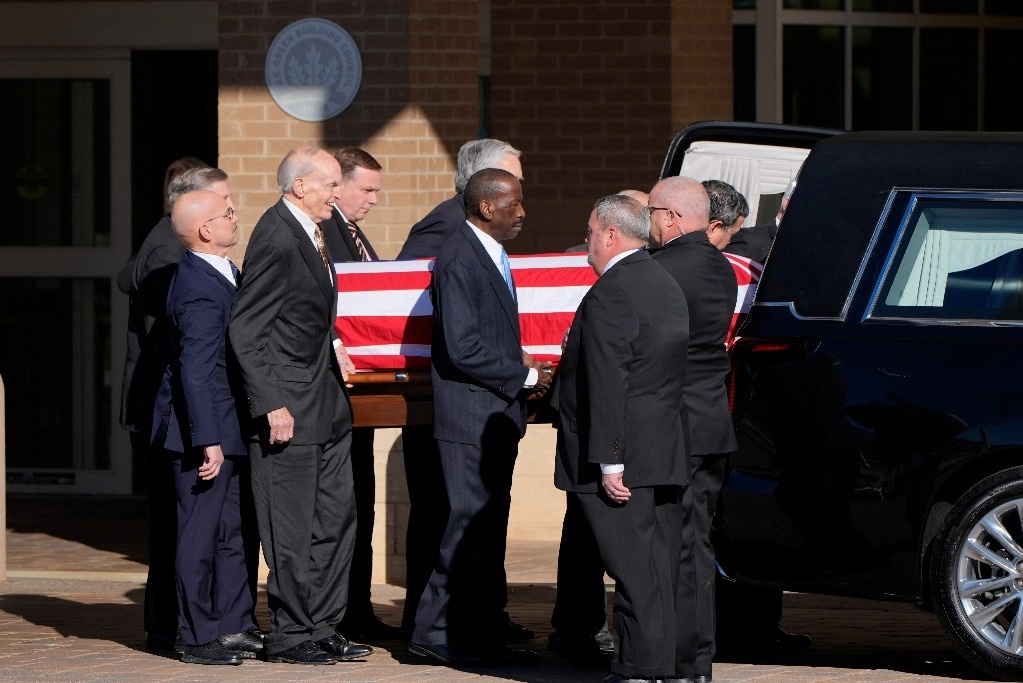 Agentes anteriores y actuales del Servicio Secreto de Estados Unidos asignados al destacamento de Carter, mueven el ataúd cubierto con la bandera del ex presidente Jimmy Carter, en el Centro Médico Phoebe Sumter en Americus, Georgia, el sábado 4 de enero de 2025. Foto Ap