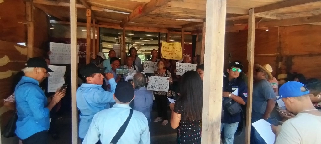 Protesta frente a la oficina del ISSSTE en la avenida Costera Miguel Alemán, en Acapulco, Guerrero. Foto Héctor Briseño