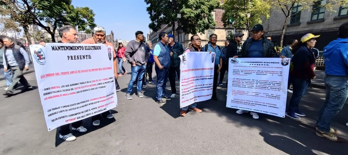 Protesta de un grupo de ex trabajadores disidentes del Sindicato Mexicano de Electricistas (SME) en la Suprema Corte de Justicia de la Nación (SCJN) en la Ciudad de México, el 3 de noviembre de 2025. 