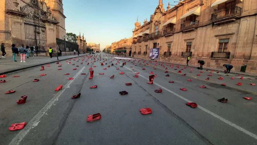 Familiares y amigos de la víctima colocaron pares de zapatos de mujer frente al Palacio de Gobierno de Morelia, el 1 de febrero de 2021. Foto cortesía Primera Plana MX